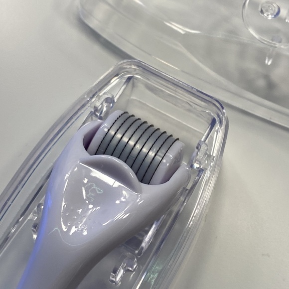 Microneedle Derma Facial Roller With Storage Case - Picture 2 of 8